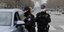 Αστυνομικοί πραγματοποιούν ελέγχους κυκλοφορίας στο Παρίσι μετά την απαγόρευση μετακινήσεων λόγω κορωνοϊού