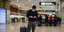 Άνδρας στο διεθνές αεροδρόμιο της Μαδρίτης με μάσκα προστασίας από τον κορωνοϊό