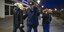 Αστυνομικός μεταφέρει δύο συλληφθέντες που εισήλθαν παράνομα στην Ορεστιάδα