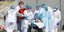 Γιάτροι δίπλα σε ασθενή κορωνοϊού στη Γαλλία