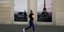 Γυναίκα τρέχει σε πεζοδρόμιο του Παρισιού