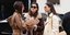  γυναίκες συζητούν στο δρόμο με παλτό και γυαλιά