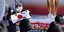 Ιάπωνες βγάζουν σέλφι μπροστά από την Ολυμπιακή Φλόγα