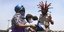 Ο Ινδός αστυνομικός Ρατζές Μπαμπού φοράει κράνος που αντιπροσωπεύει τον κορωνοϊό και ζητά από τον κόσμο να παραμείνει στο σπίτι