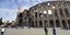 Ελάχιστοι τουρίστες μπροστά από το Κολοσσαίο στη Ρώμη, μετά την έξαρση επιδημίας κορωνοϊού στην Ιταλία