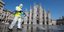 Ενας εργάτης απολυμαίνει την πλατεία Ντουόμο στο Μιλάνο