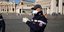 Ιταλοί αστυνομικοί με μάσκες στην πλατεία του Αγ. Πέτρου στο Βατικανό