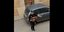 Κορωνοϊός: Αστυνομικό παίζει κιθάρα και τραγουδά στους δρόμους της Μαγιόρκα