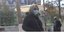 κορωνοϊός / μια γυναίκα με μάσκα έξω από το ΑΧΕΠΑ