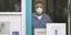 Άνδρας με μάσκα πρόληψης από τον κορωνοϊό στην Γερμανία