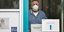 Άνδρας με μάσκα για τον κορωνοϊό σε νοσοκομείο της Γερμανίας 