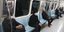 Τούρκοι πολίτες με μάσκες κρατούν αποστάσεις στο μετρό