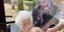 Συγκινημένοι οι παππούδες φίλησαν τα αγαπημένα τους πρόσωπα μέσα από το τζάμι