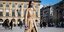 γυναίκα περπατά στην εβδομάδα μόδας με μπεζ φόρεμα