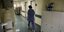 Νοσηλεύτρια περπατάει σε διάδρομο νοσοκομείου