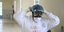 Νοσοκόμος βάζει στολή και μάσκα για να προστατευθεί από την μετάδοση του κορωνοϊού