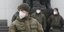 Μέλη της εθνικής φρουράς της Ουκρανίας με μάσκες ενάντια στον κορωνοϊό