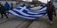 Πολίτες από τη Βόρεια Ελλάδα συγκεντρώνονται στα σύνορα κρατώντας ελληνική σημαία