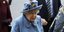 Η βασίλισσα Ελισάβετ με μπλε καπέλο και μπλε πανωφόρι