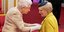 Η βασίλισσα Ελισάβετ απονέμει μετάλλιο φορώντας γάντια