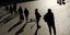 Σκιές ανθρώπων σε άδεια πλατεία μετά τα νέα μέτρα ενάντια στον κορωνοϊό