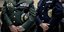 Ανώτατοι αξιωματικοί κρατούν καπέλα στα χέρια τους