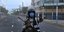 Ένοπλος άνδρας με μάσκα ενάντια στον κορωνοϊό στο Περού