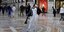 Τουρίστρια ποζάρει με μάσκα στο Μιλάνο