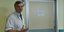 Ο Σωτήρης Τσιόδρας με λευκή μπλούζα ιατρική στο νοσοκομείο