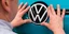 Υπάλληλος τοποθετεί το σήμα της Volkswagen