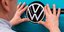 Υπάλληλος τοποθετεί το σήμα της Volkswagen