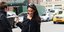 Η Αμάλ Κλούνεϊ με παντελόνι και μαύρη ζακέτα στους δρόμους της Νέας Υόρκης