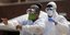 Αμερικανοί φορούν στολές και μάσκες προστασίας από τον κορωνοϊό στην Πολιτεία του Μιζούρι