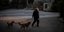 Ηλικιωμένος βγάζει βόλτα τα σκυλιά του με μάσκα για τον κορωνοϊό