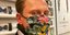 Άνδρας φορά μάσκα του βερολινέζικου οίκου ραπτικής
