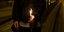 Αντρας κρατά κερί με το Αγιο Φως