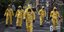 Ανδρες με κίτρινες στολές για απολύμανση