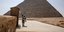 Ανδρας κάνει απολύμανση και κουβούκλιο δίπλα στις πυραμίδες