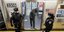 Αστυνομικοί με μάσκα στο μετρό της Νέας Υόρκης ξυπνούν επιβάτες που κοιμούνται στους συρμούς