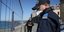 Αστυνομικός στη Γαλλία με μάσκα για αποφυγή μετάδοσης του κορωνοϊού