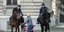 Ιταλοί αστυνομικοί πάνω σε άλογα ελέγχουν περαστικό