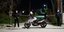 Αστυνομικοί με μάσκες δίπλα σε αποκλεισμένο σημείο στη Λάρισα