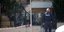 Αστυνομικός έξω από σπίτι που έγινε έγκλημα στη Θεσσαλονίκη