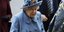 Η Βασίλισσα Ελισάβετ με γαλάζιο παλτό και καπέλο