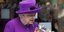 Η Βασίλισσα Ελισάβετ με μοβ ταγέρ και καπέλο