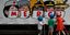 κορωνοϊός παιδιά Γαλλία κάνουν πατίνι μπροστά σε αφίσα