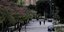 Απαγόρευση κυκλοφορίας, πολίτες περπατούν σε δρόμο της Αθήνας