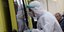 Άνδρας ασθενοφόρου των ΕΚΑΒ, ειδικά σχεδιασμένου για την αντιμετώπιση περιστατικών κορωνοϊού