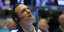 Επενδυτής στο χρηματιστήριο της Νέας Υόρκης κοιτάζει ψηλά φορώντας ακουστικά