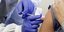 Γιατρός πραγματοποιεί δοκιμή εμβολίου στον ώμο ασθενούς